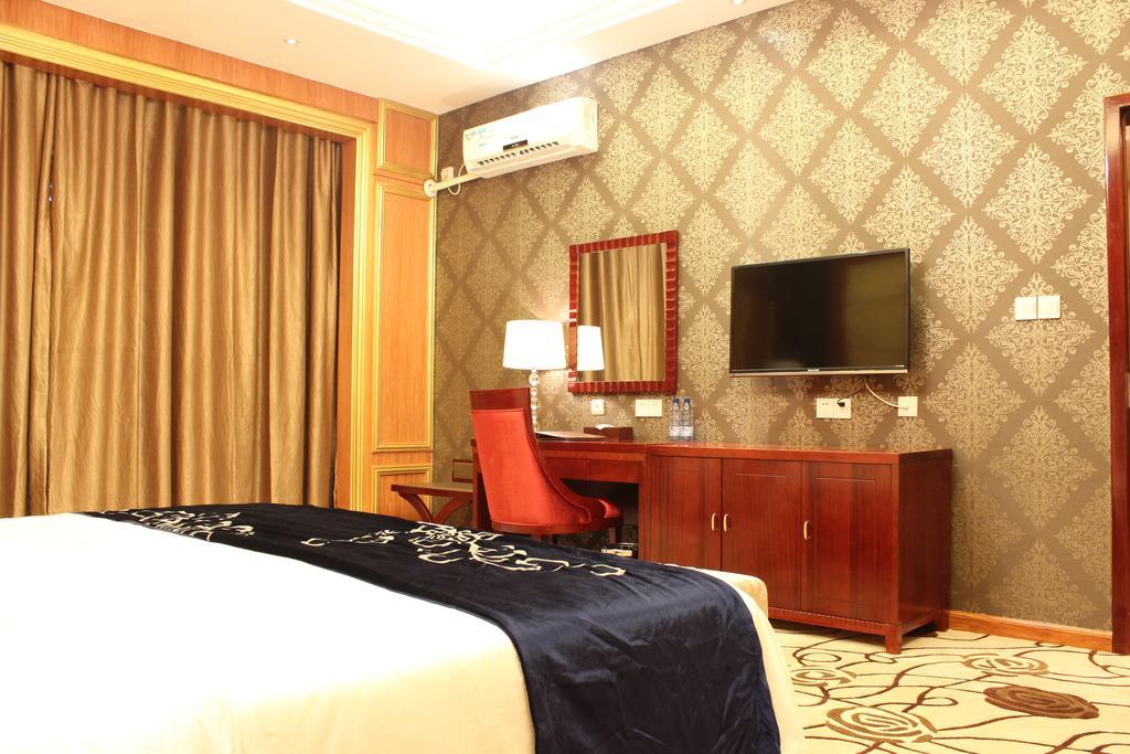 Golden Peacock Resort Hotel Beira Room photo