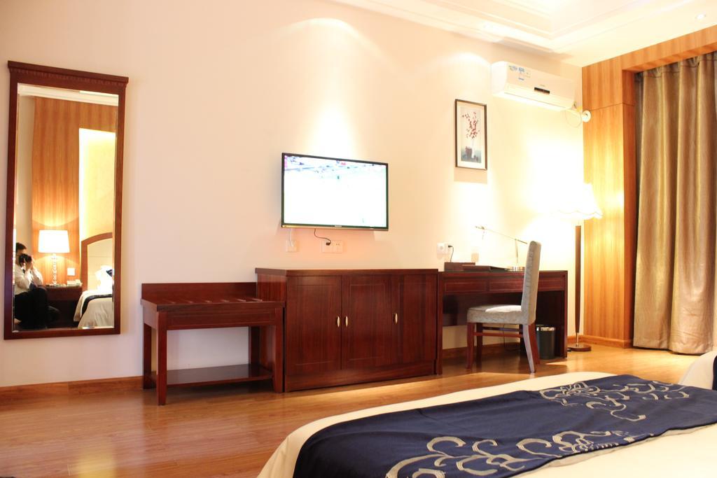 Golden Peacock Resort Hotel Beira Room photo